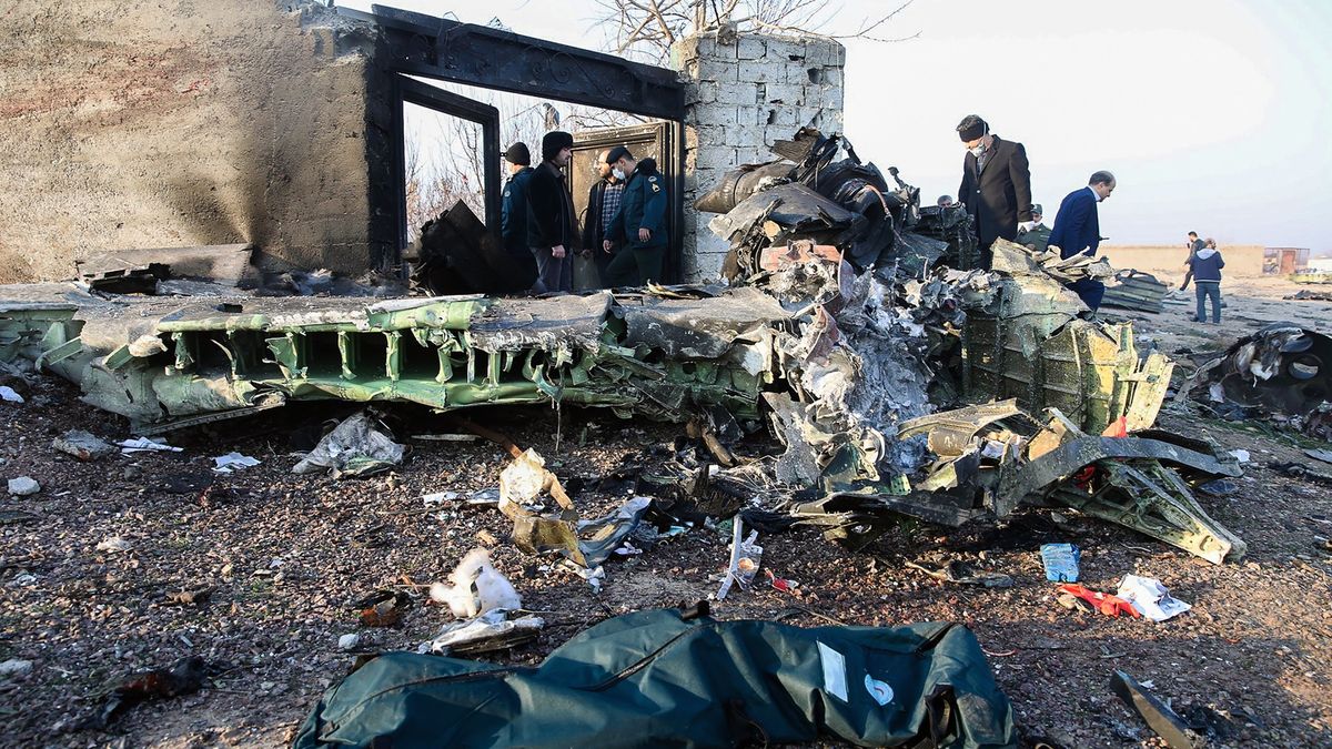 Příčiny pádu letadla podle Ukrajiny: Zřejmě raketa, nebo terorismus